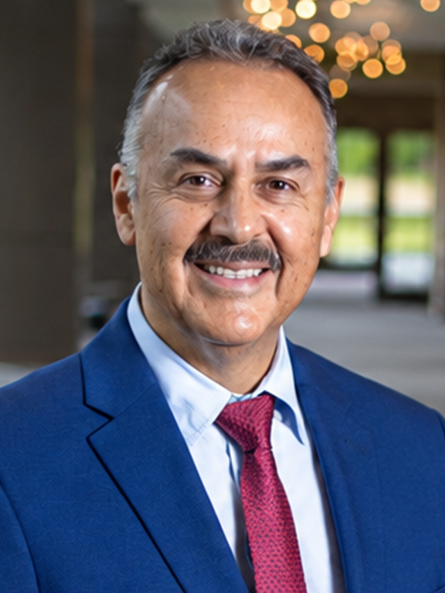 Ezequiel Serrato, doctor: decano de estudios de grado